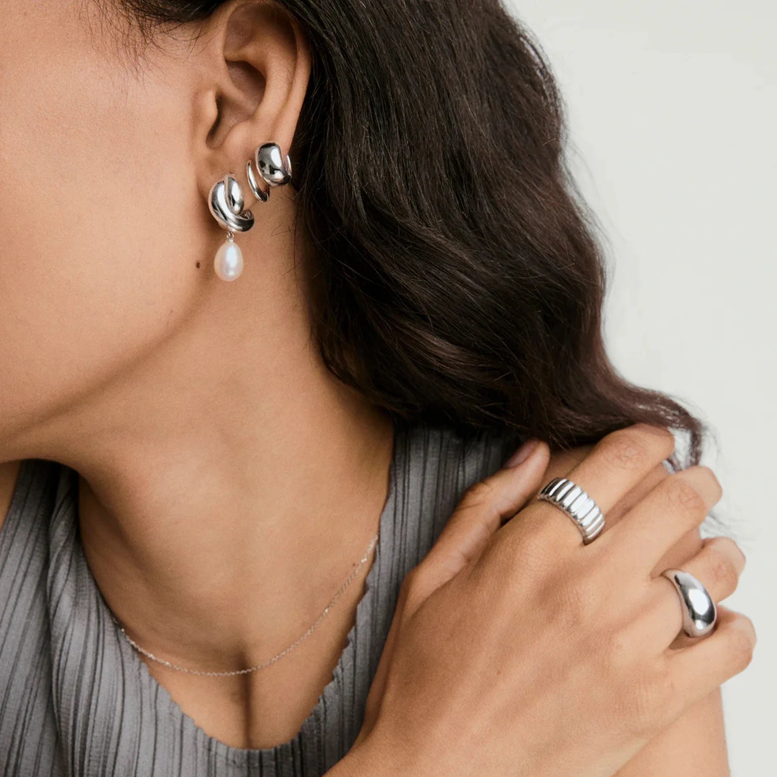 Vel Twisted Pearl Earrings - Ella Maison